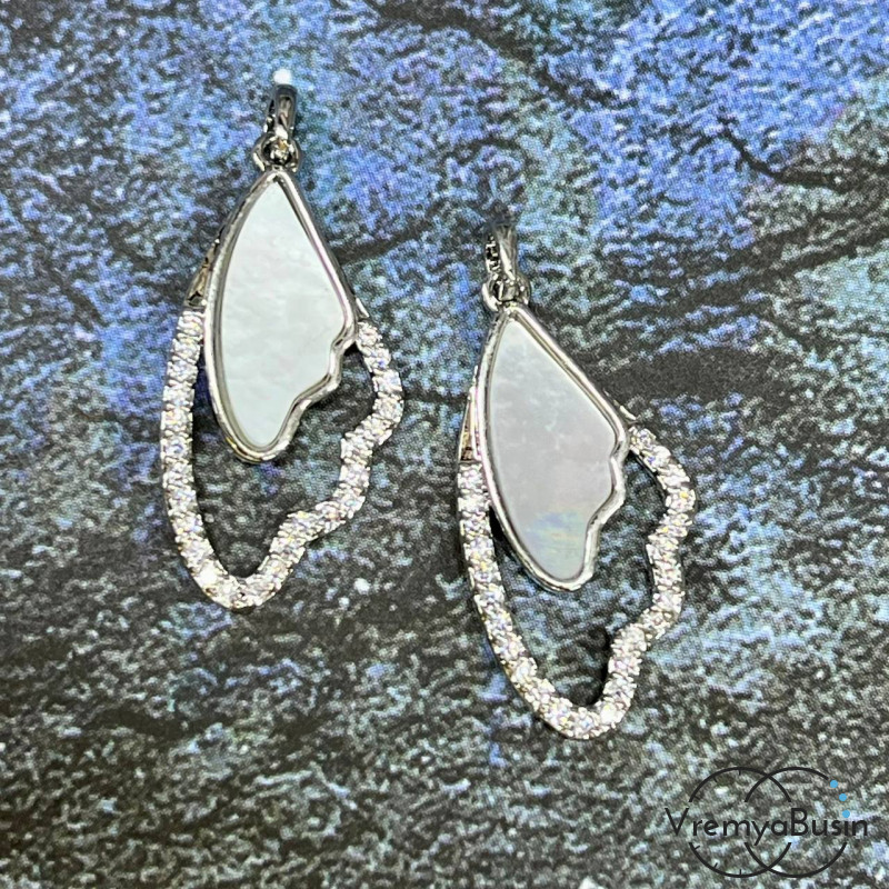 Подвеска с перламутром "Крылышко", 12х23 мм, латунь с родиевым покрытием (1 шт.)