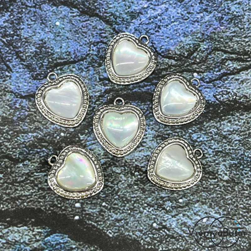 Подвеска с перламутром, сердце 12х14 мм, латунь с родиевым покрытием (1 шт.)