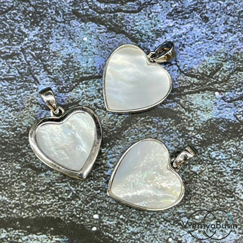 Подвеска с перламутром, сердце 16х18 мм, латунь с родиевым покрытием (1 шт.)