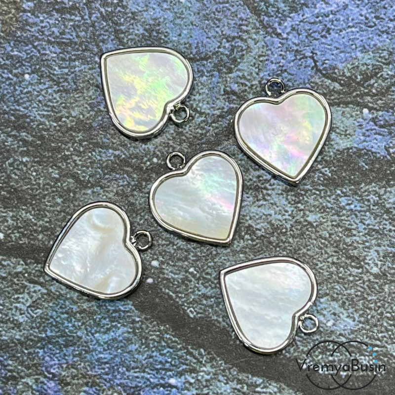 Подвеска с перламутром, сердце 15х17 мм, латунь с родиевым покрытием (1 шт.)