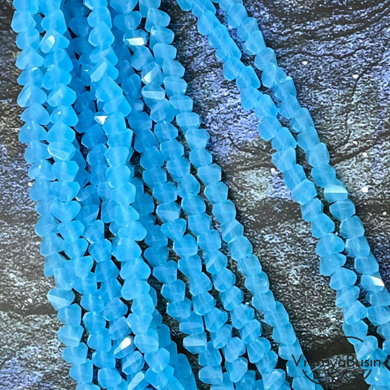 Бусины-треугольники из граненого стекла 4х6 мм, цв. бирюзовый матовый  (нить ок. 35 см., ок. 85 шт.)