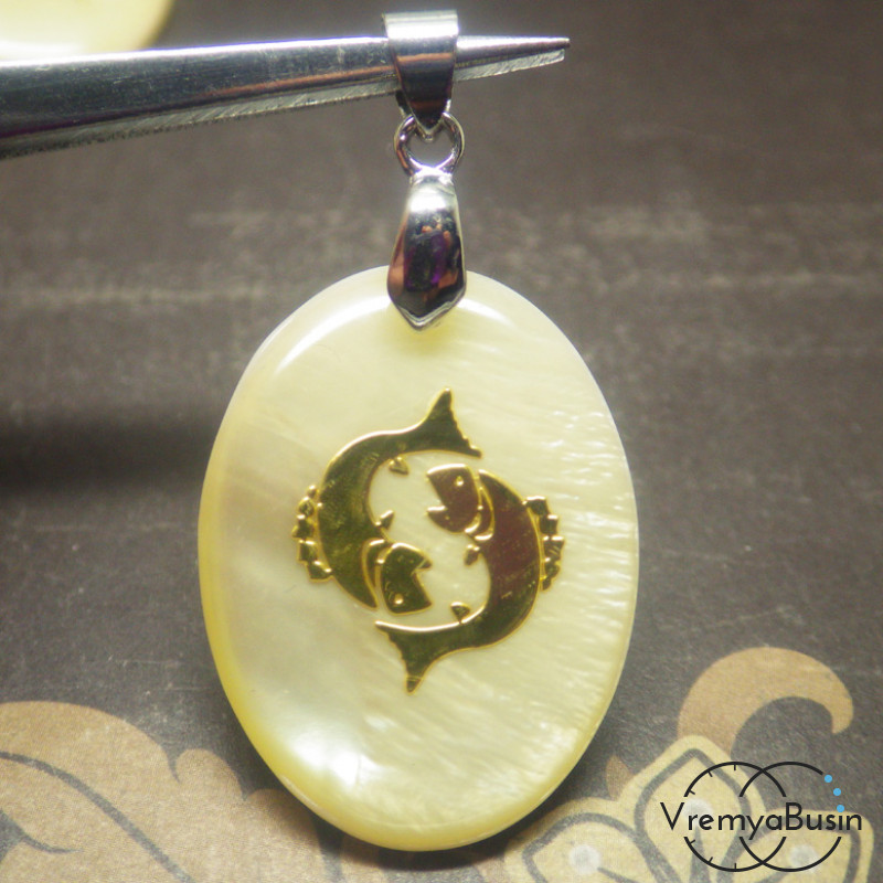 Кулон из перламутра. Знак зодиака "Рыбы"