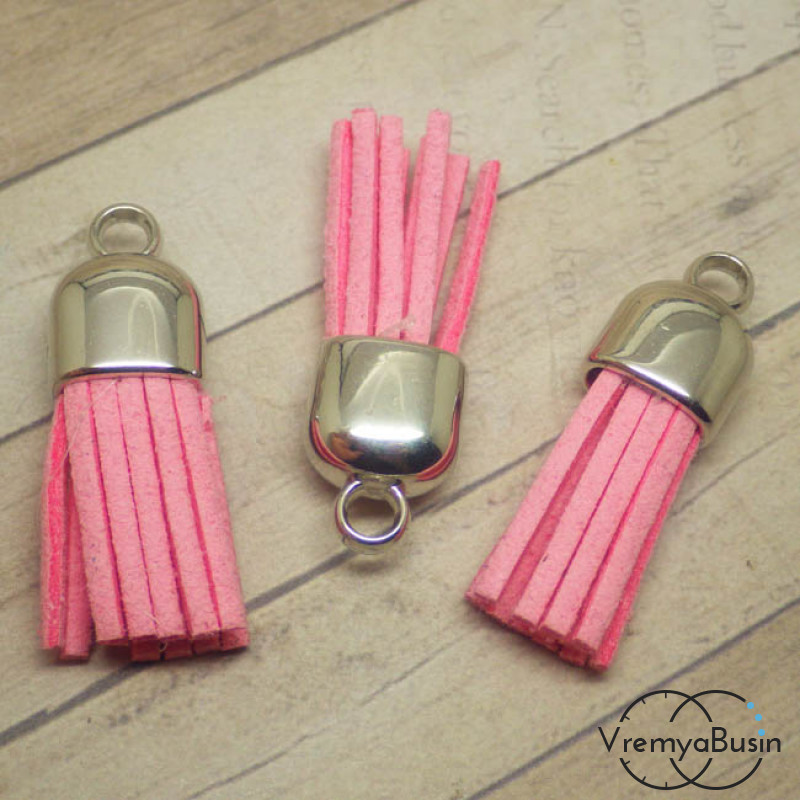 Кисточка из замшевого шнура в серебряной шапочке. Розовый