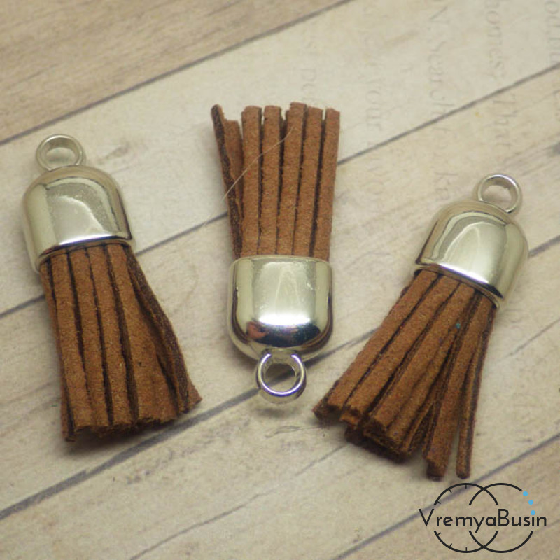 Кисточка из замшевого шнура в серебряной шапочке. Коричневый