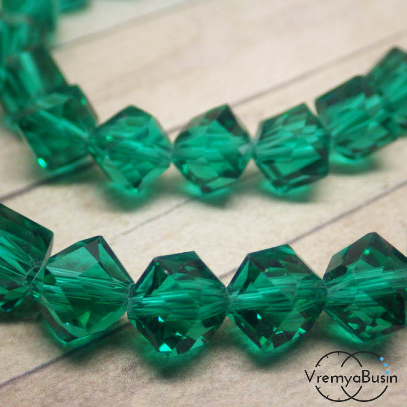 Бусины-ромбики из граненого стекла 8х8 мм (1 шт.) цв. ИЗУМРУДНЫЙ