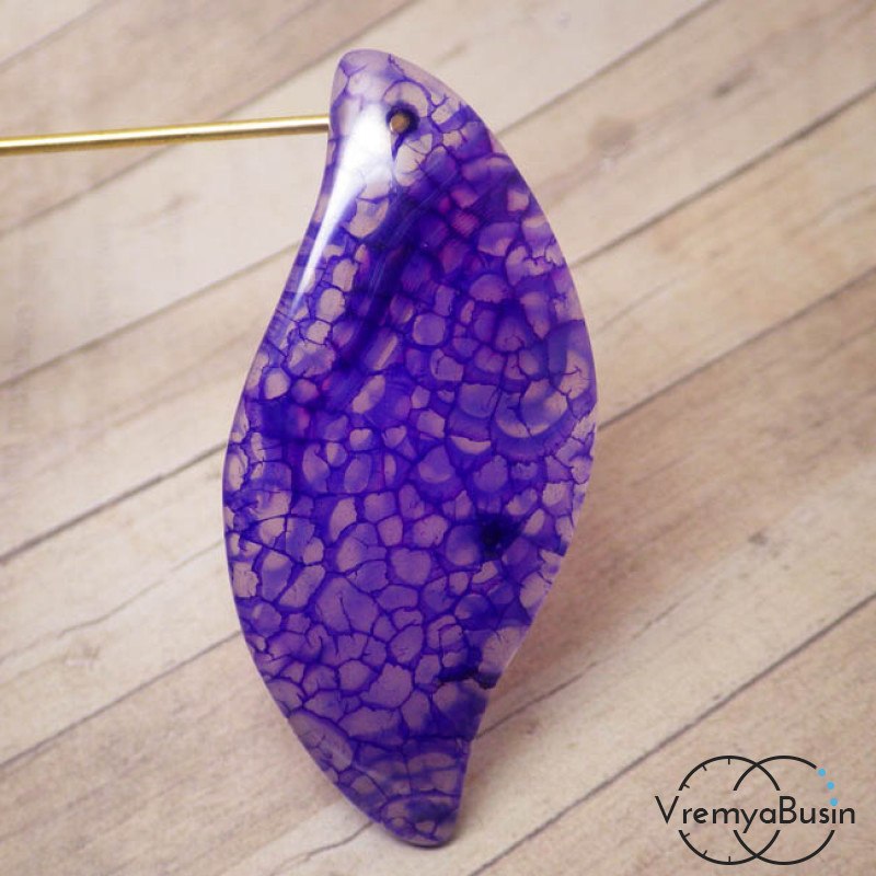 Подвеска из камня. Агат сиреневый с трещинками