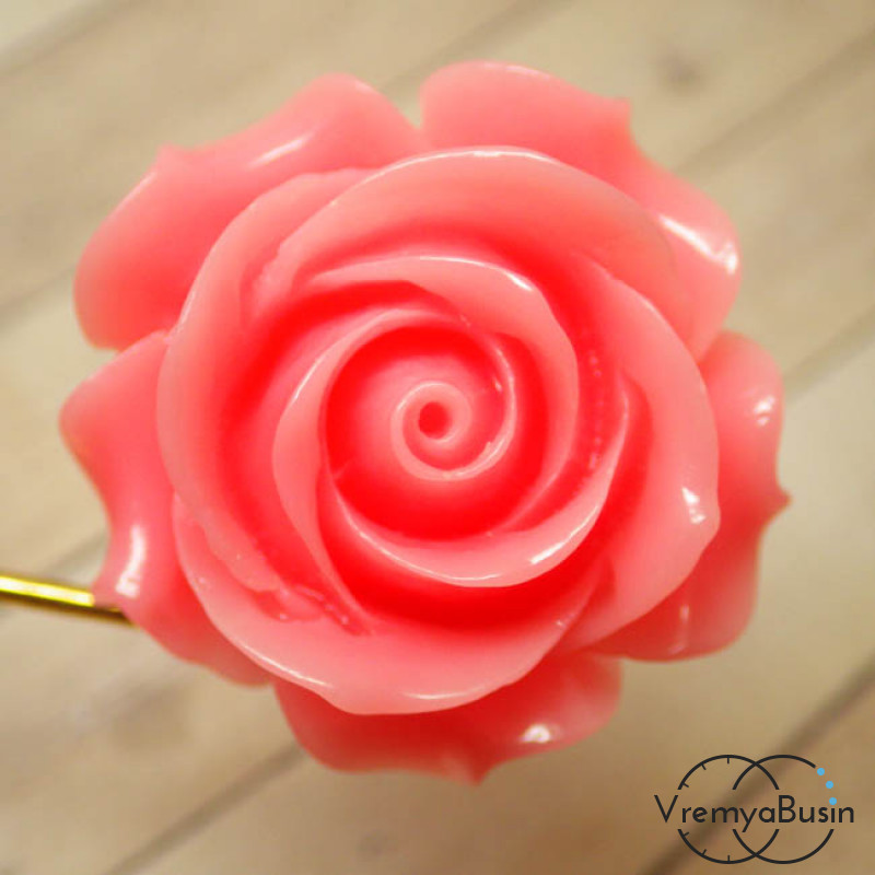 Подвеска из камня. Роза из резного синтетического коралла