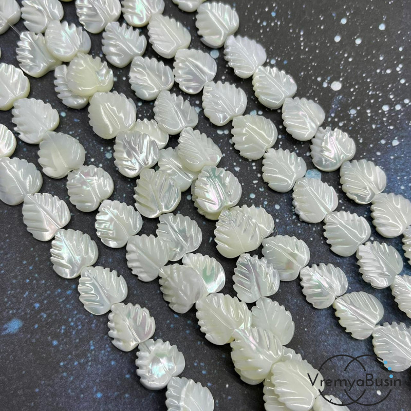 Перламутр натур. белый, листик резной 11х12 мм (1/2 нити, ок. 17 шт.)