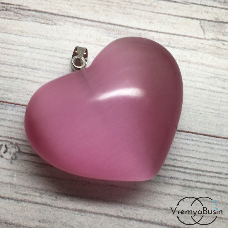 Кулон из камня "Объемное сердце", кошачий глаз синт., цв. розовый, 25х30 мм (1 шт.)