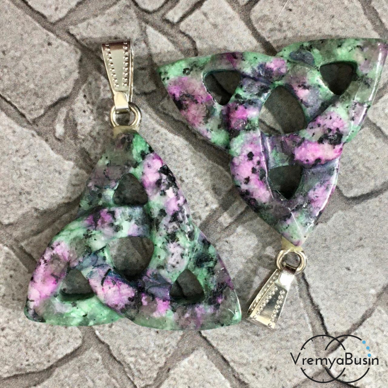 Рубин в цоизите имит. Подвеска из камня "Трикветр", 35х35 мм (1 шт.)