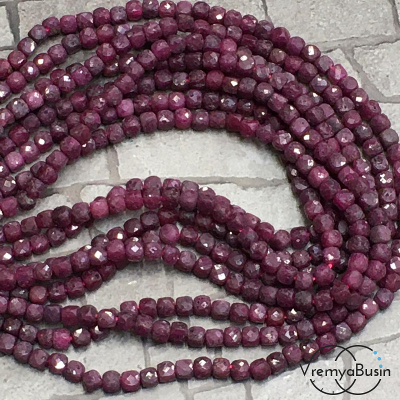 Корунд, кубик с ювелирной огранкой, 4х4 мм (1/2 нити, ок. 45 шт.)