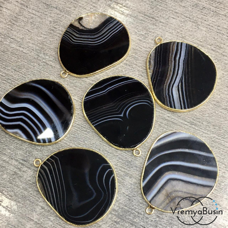 Агат черный. Подвеска из камня в металл. оправе цв. золото,  ок. 25х35 мм (1 шт.)