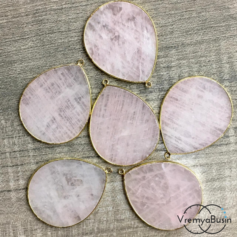 Розовый кварц. Подвеска из камня в металл. оправе цв. золото, ок. 30х40 мм (1 шт.)