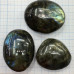 Лабрадор, галтовка из натур. камня весом 100-110 гр.      (1 шт.)