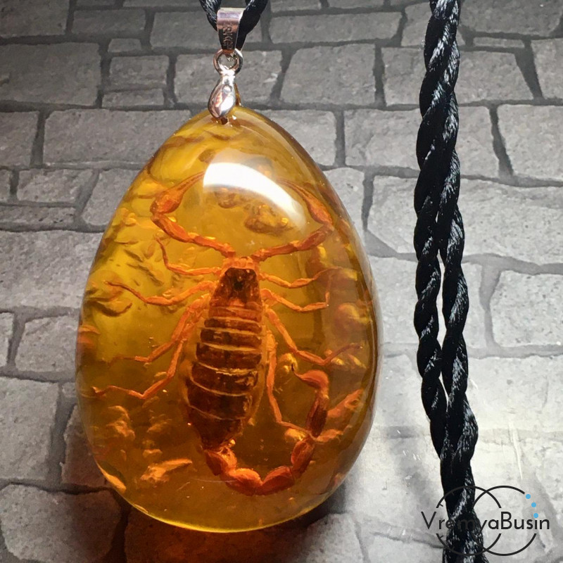 Янтарь имит. со скорпионом, капля ок. 40х55 мм, кулон в асс. (1 шт.)
