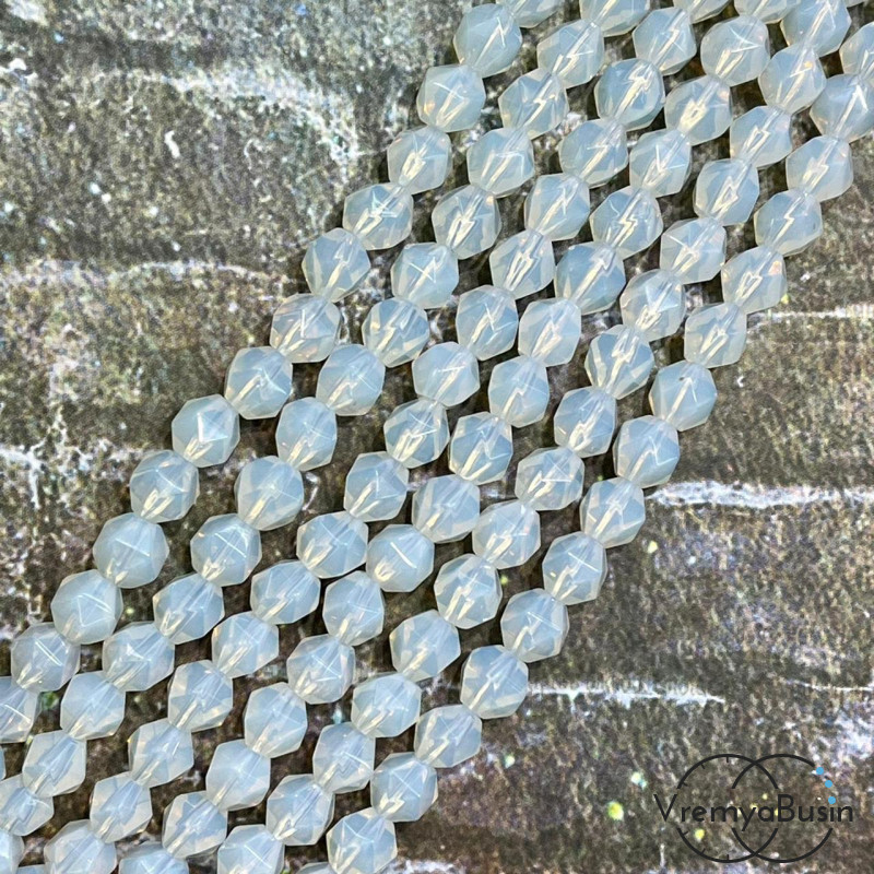 Лунный камень синт., бусины треугольной огранки, 8 мм  (1/2 нити, ок. 24 шт.)