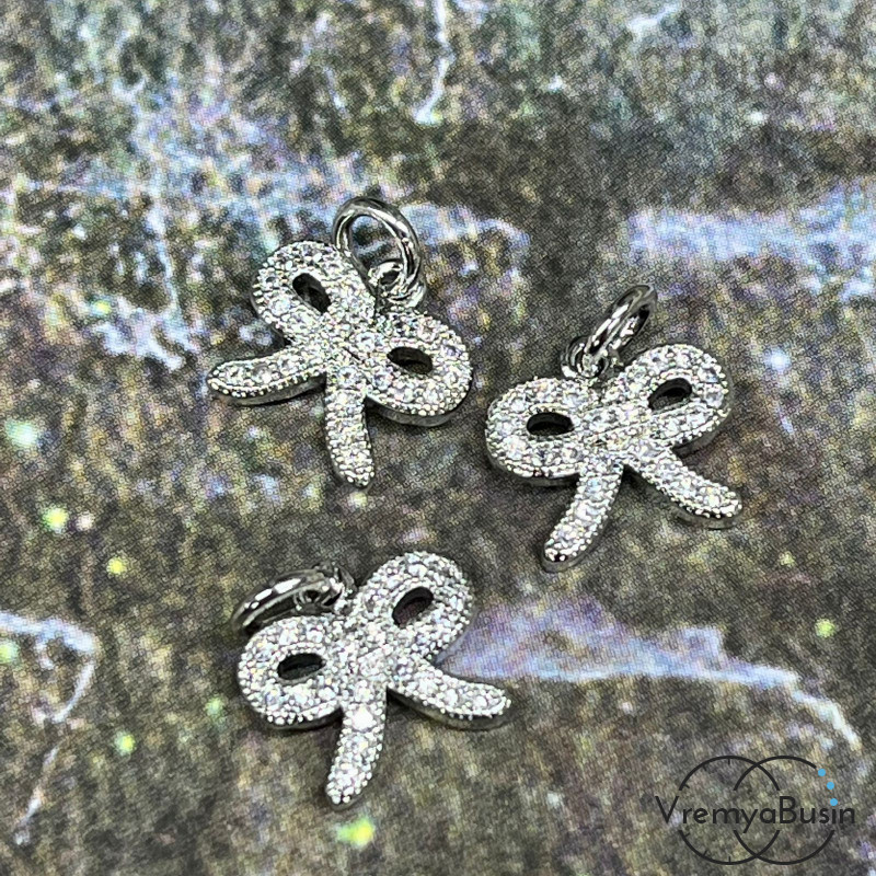 Подвеска из латуни с родиевым покрытием и фианитами, бантик 10х11 мм (1 шт.)