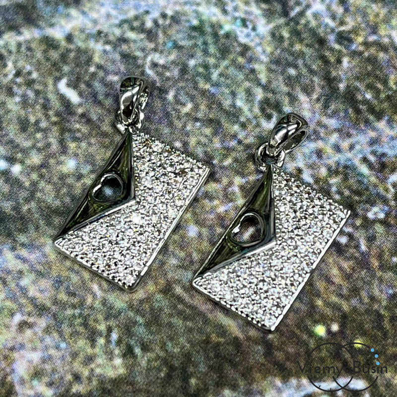 Подвеска из латуни с родиевым покрытием и фианитами, письмо 9х14 мм (1 шт.)