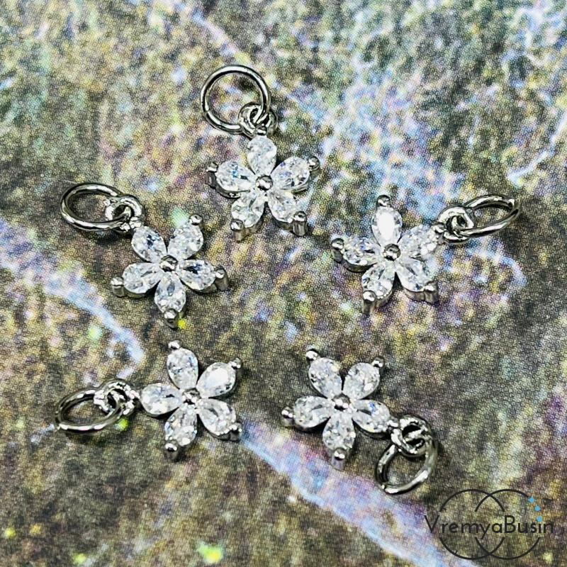 Подвеска из латуни с родиевым покрытием и фианитами, цветок 8х9 мм  (1 шт.)