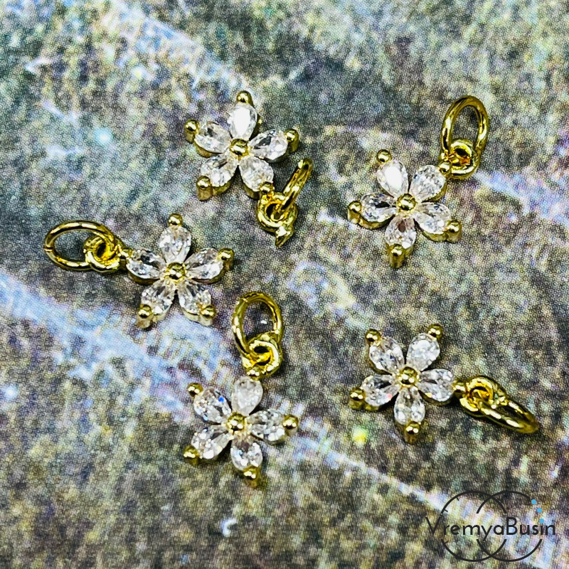 Подвеска из латуни с позолотой и фианитами, цветок 8х9 мм  (1 шт.)