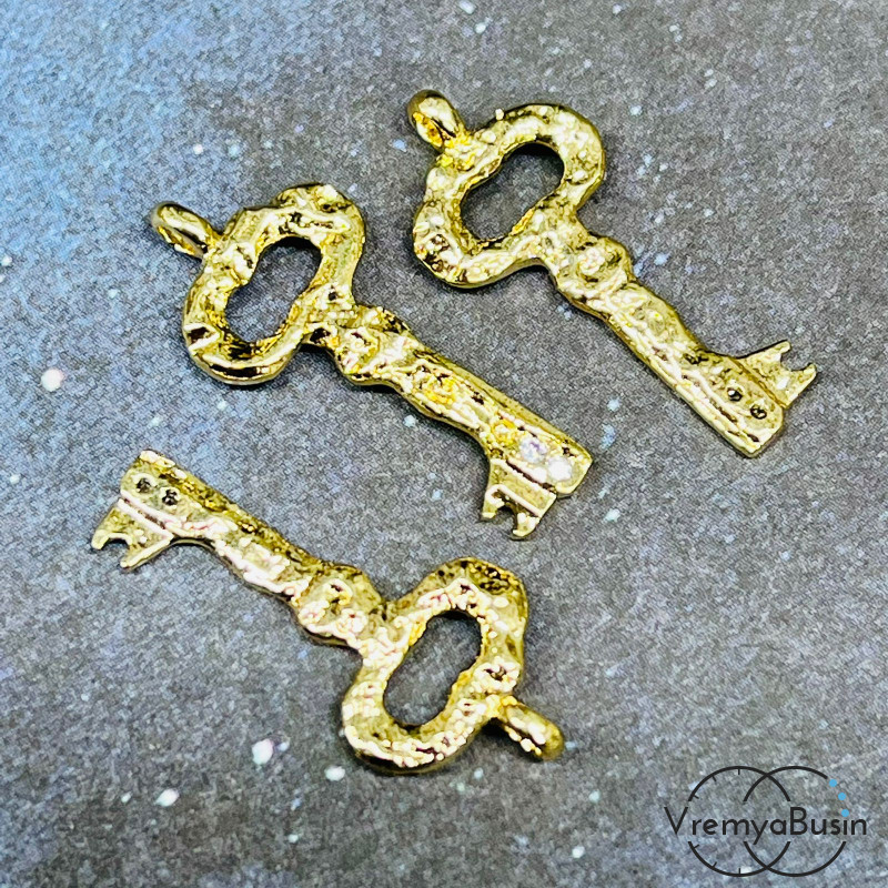 Подвеска из латуни с позолотой и фианитами, ключ 10х22 мм  (1 шт.)