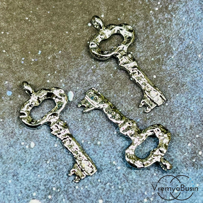 Подвеска из латуни с родиевым покрытием и фианитами, ключ 10х22 мм  (1 шт.)