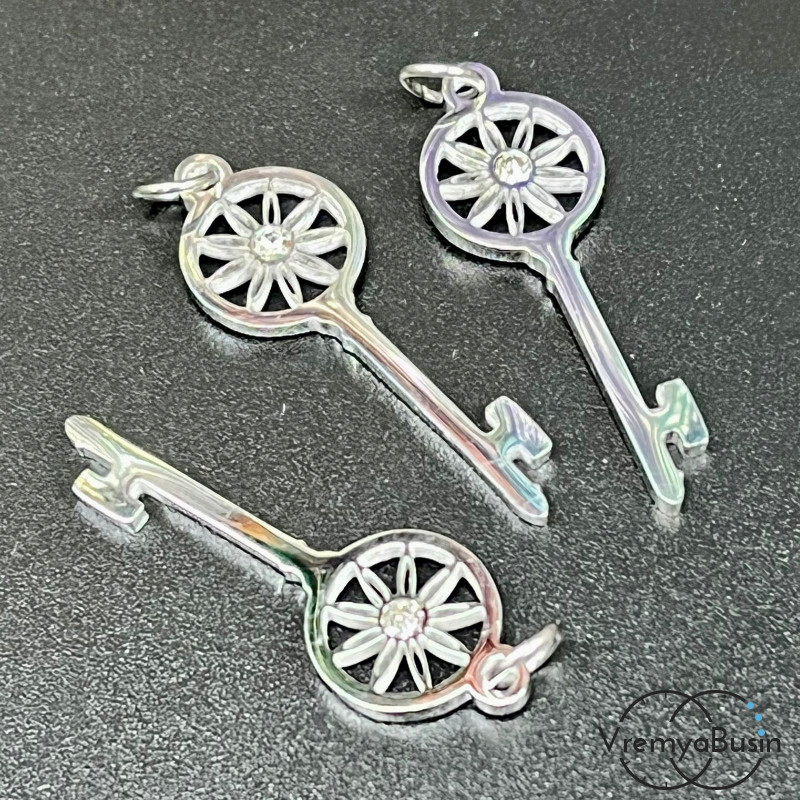 Подвеска из латуни с родиевым покрытием и фианитами, ключ 10х30 мм  (1 шт.)