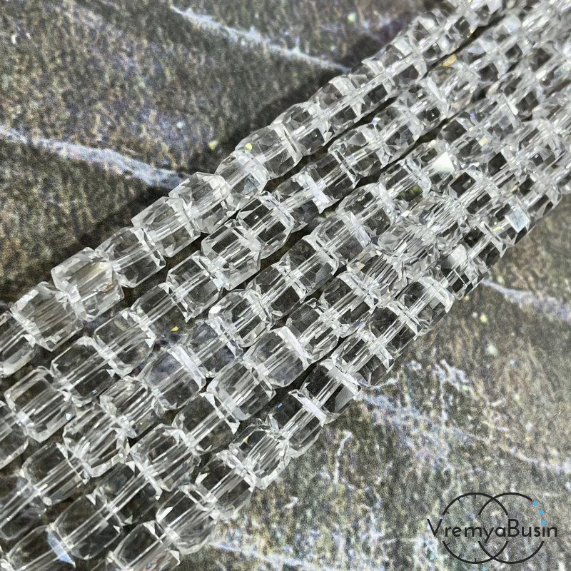 Бусины кубики из граненого стекла, 6 мм  (1/2 нити, ок. 35 шт.)