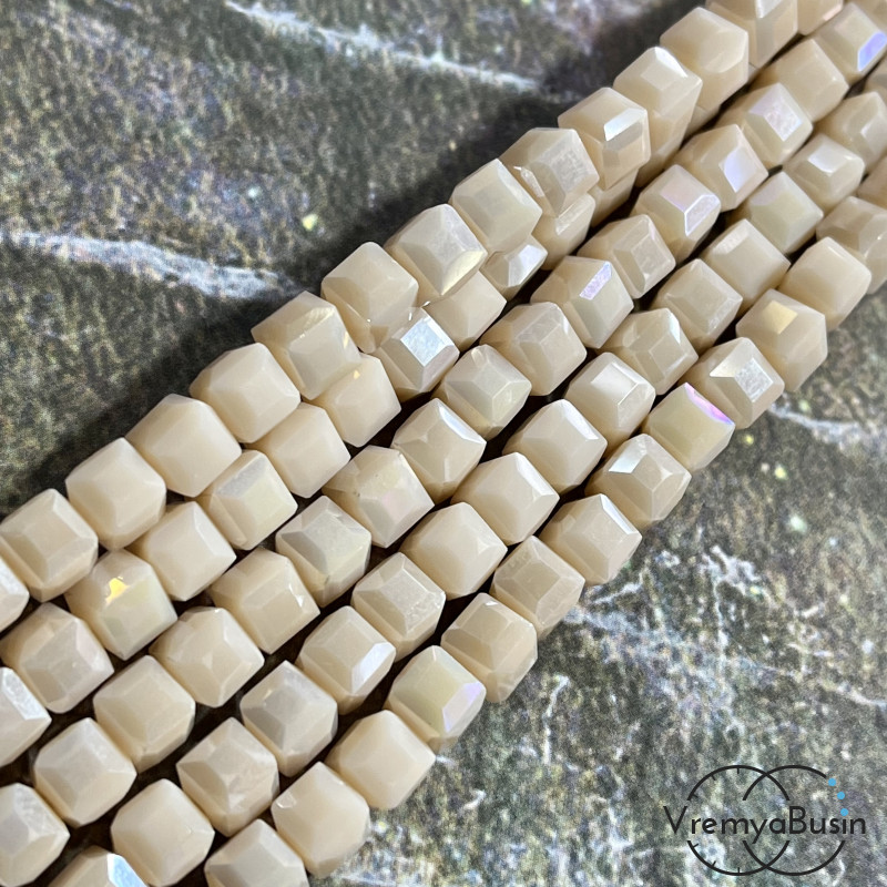 Бусины кубики из граненого стекла, 6 мм, цв. кремовый матовый  (1/2 нити, ок. 35 шт.)