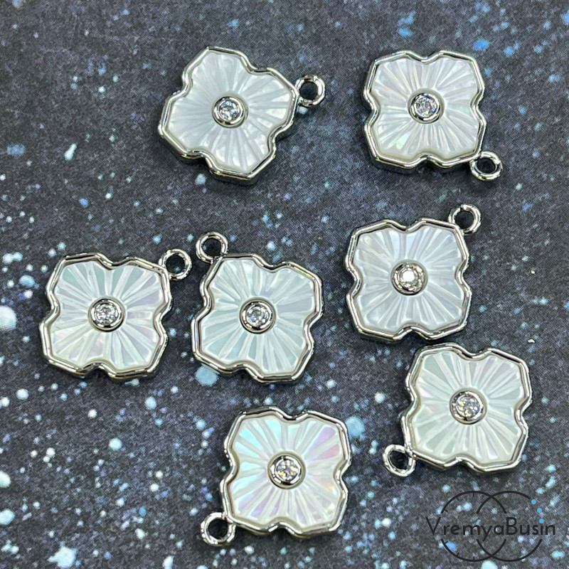 Подвеска с перламутром, 12х14 мм, латунь с родиевым покрытием (1 шт.)