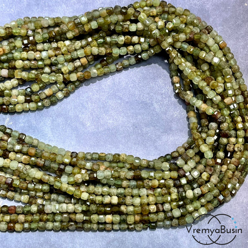 Гранат зеленый демандоид, мелкие кубики с ювелирной огранкой, 3 мм (нить, ок. 40 см.)