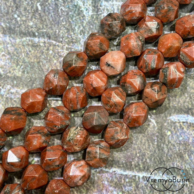 Яшма, бусины треугольной огранки, 10 мм (1/2 нити, ок. 19 шт.)