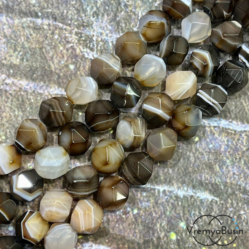 Агат, бусины треугольной огранки, 10 мм (1/2 нити, ок. 19 шт.)