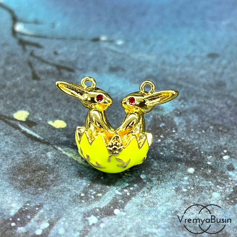 Подвеска с эмалью «Зайчики», 20х15х12 мм,  латунь с позолотой (1 шт.)