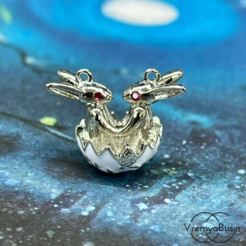 Подвеска с эмалью «Зайчики», 20х15х12 мм, латунь с родиевым покрытием (1 шт.)