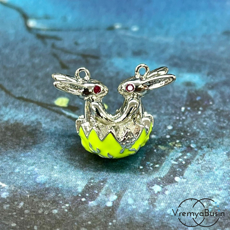 Подвеска с эмалью «Зайчики», 20х15х12 мм, латунь с родиевым покрытием (1 шт.)