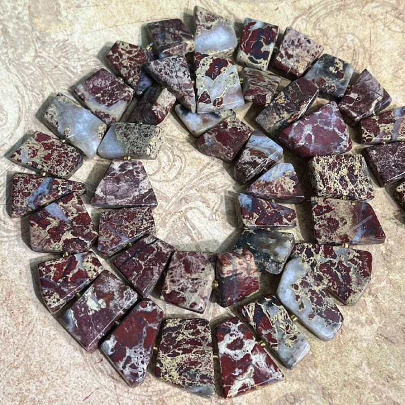 Яшма уральская, плоские бусины разной формы с градуировкой размера (колье, ок. 60 см.)