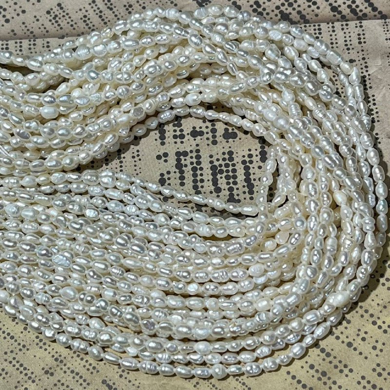 Жемчуг натуральный речной, овальный, цв. белый, ок. 3х4.5 мм (нить, ок.  40 см.)
