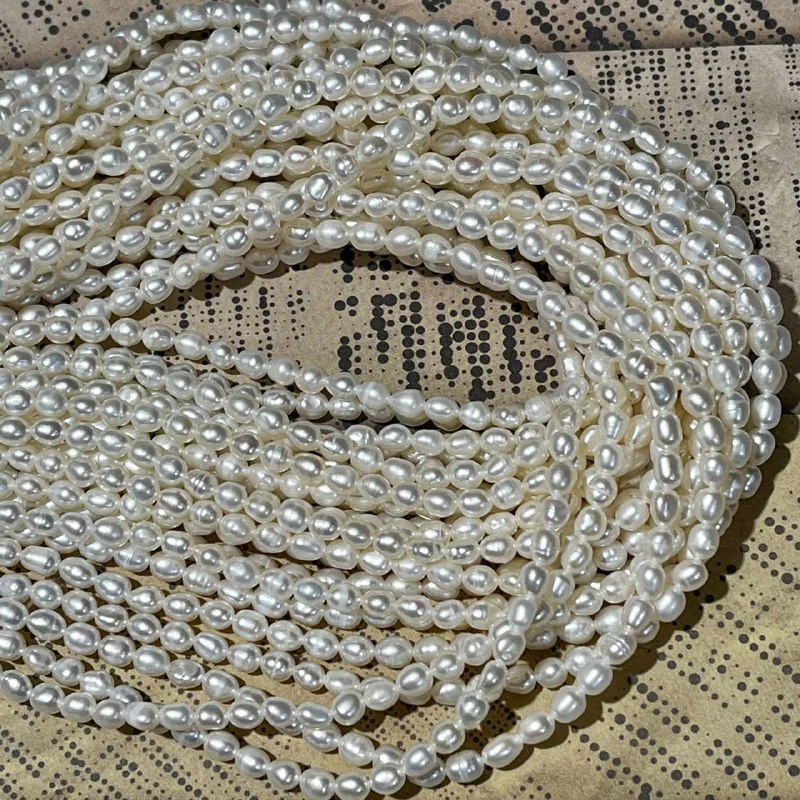 Жемчуг натуральный речной, овальный, цв. белый, ок. 4х5.5 мм (нить, ок.  40 см.)