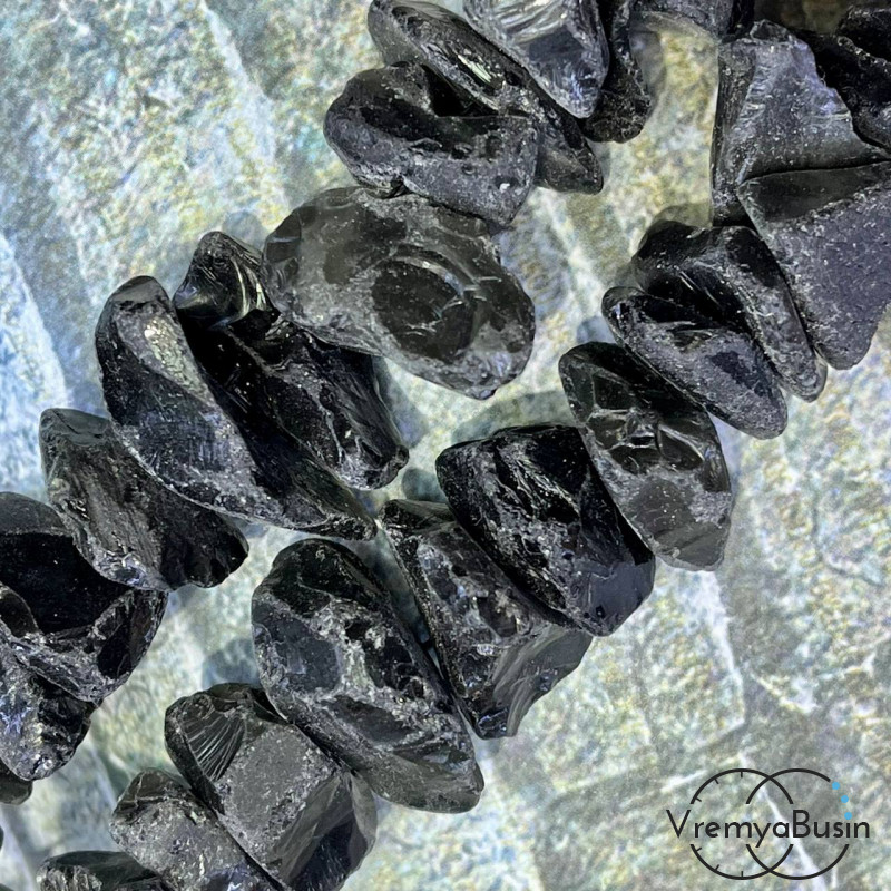 Турмалин черный, необработанные сколы кусочки, разм. ок. 6х15 мм  (1/2 нити, ок. 20  шт.)