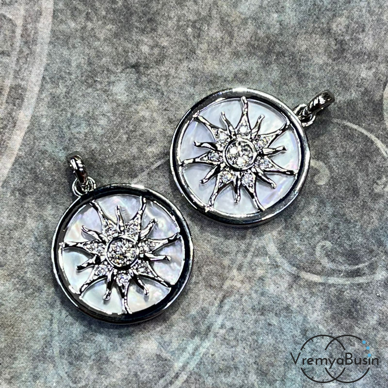 Подвеска с перламутром "Солнце", 15 мм, латунь с родиевым покрытием (1 шт.)