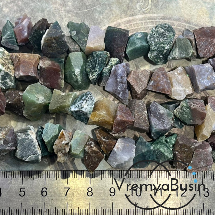 Яшма индийская зеленая, бусины сколы необработанного камня (1/2 нити, ок. 22 шт.)