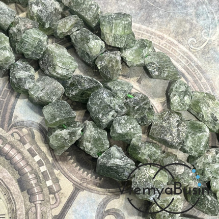 Хризолит, бусины сколы необработанного камня (1/2 нити, ок. 12 шт.)