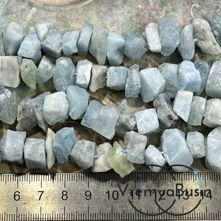 Аквамарин, бусины сколы необработанного камня (1/2 нити, ок. 24 шт.)