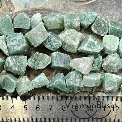 Нефрит, бусины сколы необработанного камня (1/2 нити, ок. 13 шт.)