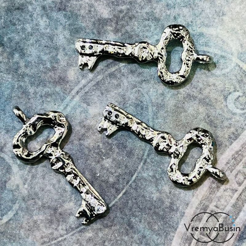 Подвеска "Ключ", 11х24 мм, из латуни с родиевым покрытием (1 шт.)