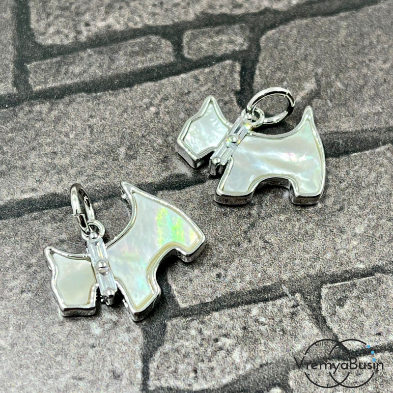 Подвеска с перламутром, собачка 11х15 мм, латунь с родиевым покрытием (1 шт.)