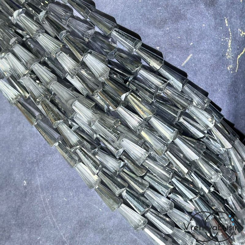 Бусины-конусы из граненого стекла, 4х8 мм цв. БЕЛО-СЕРЕБРЯНЫЙ (нить, ок. 65 шт.)