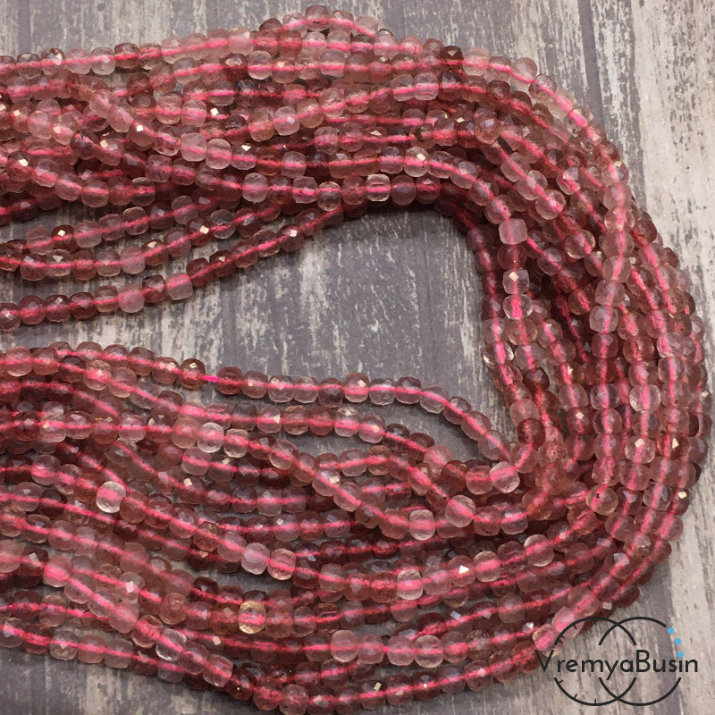 Кварц клубничный, кубик с ювелирной огранкой,   5х5    мм (1/2 нити, ок.    37   шт.)