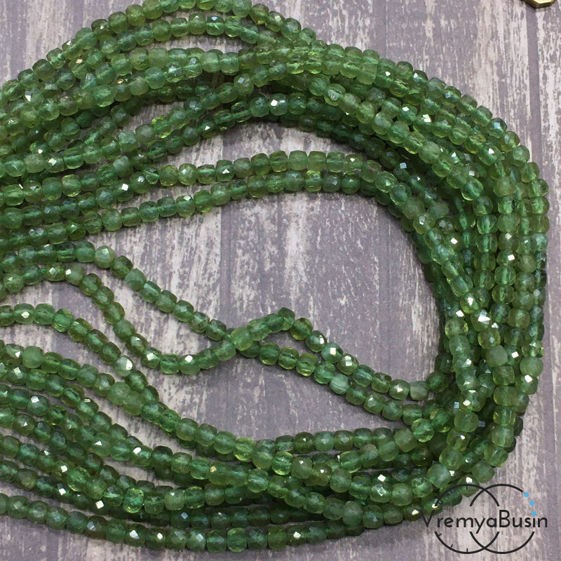 Апатит зеленый, кубик с ювелирной огранкой,    4х4   мм (1/2 нити, ок.  45     шт.)